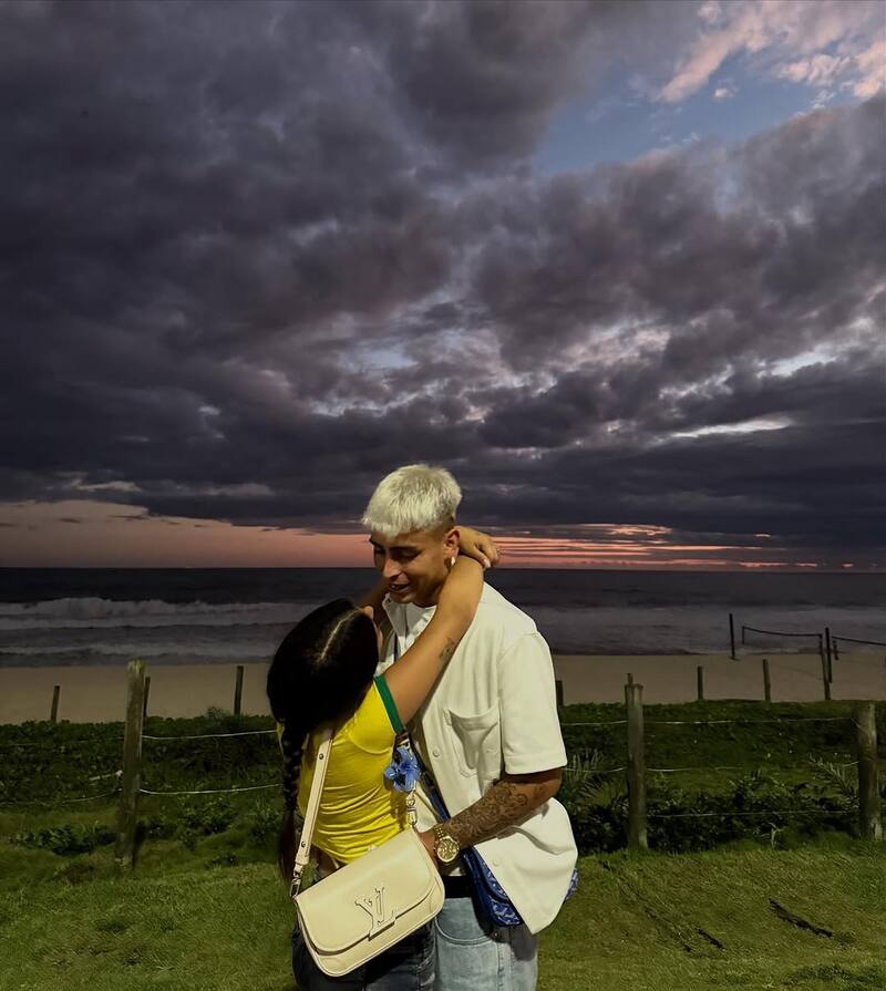en un atardecer en una playa de Río de Janeiro.