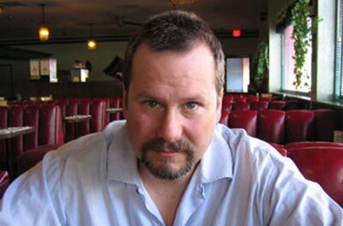 Bajista de Faith No More llama a votar con foto de popular café del centro de Santiago