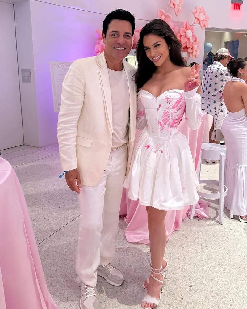 Una de las fotos más comentadas subidas por Emilia Dides fue esta junto al intérprete puertorriqueño.