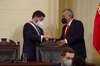 VIDEO | El momento en que el Presidente Gabriel Boric intenta arreglar silla rota del ex Congreso en ceremonia de entrega de nueva Constitución