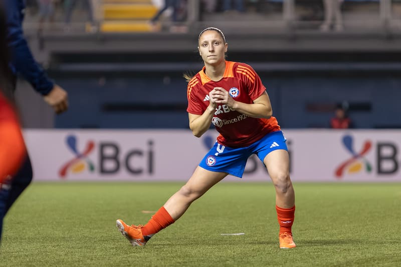 La defensa de La Roja, formada en la UC, tendría todo listo para arribar a la U. Foto: Felipe Escobedo