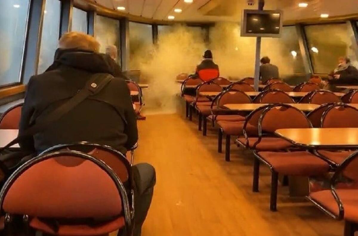 VIDEO | Pánico a bordo: ola destrozó parte de un ferry con sus pasajeros a bordo en Alemania