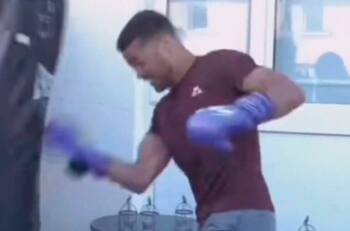 ¡FAIL! Campeón enseñaba boxeo a sus seguidores y todo salió mal