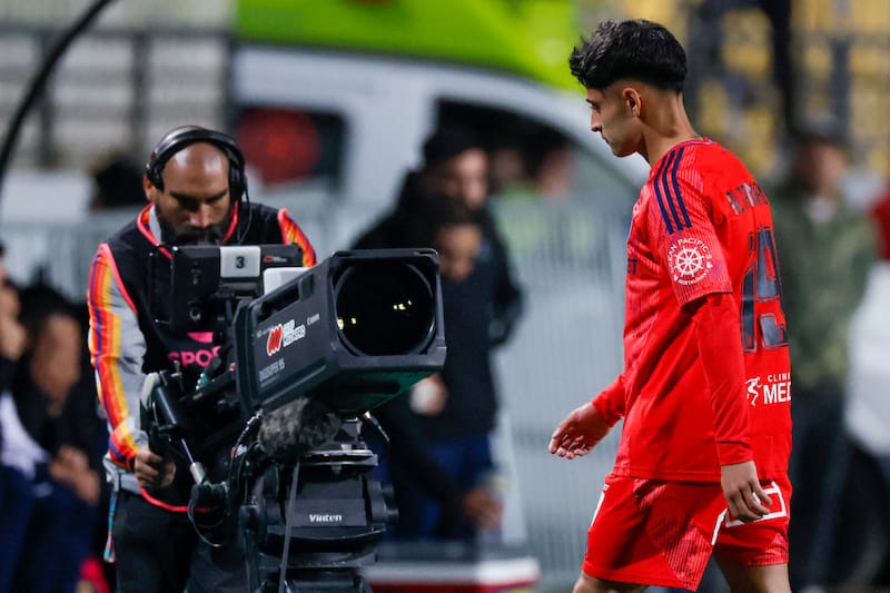 El volante fue expulsado ante Everton, lo que desató la furia de la U. Foto: Aton.