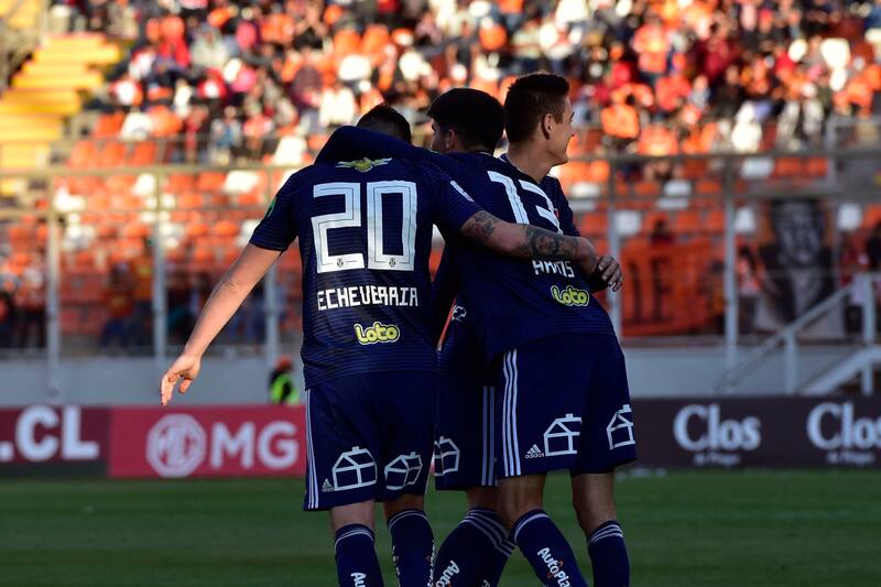 en la foto con la camiseta número 13, se ofreció para jugar en la U.