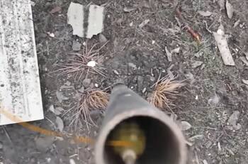 VIDEO | Guerra Rusia Ucrania: Captan momento en que dron deposita una granada en la chimenea de un búnker