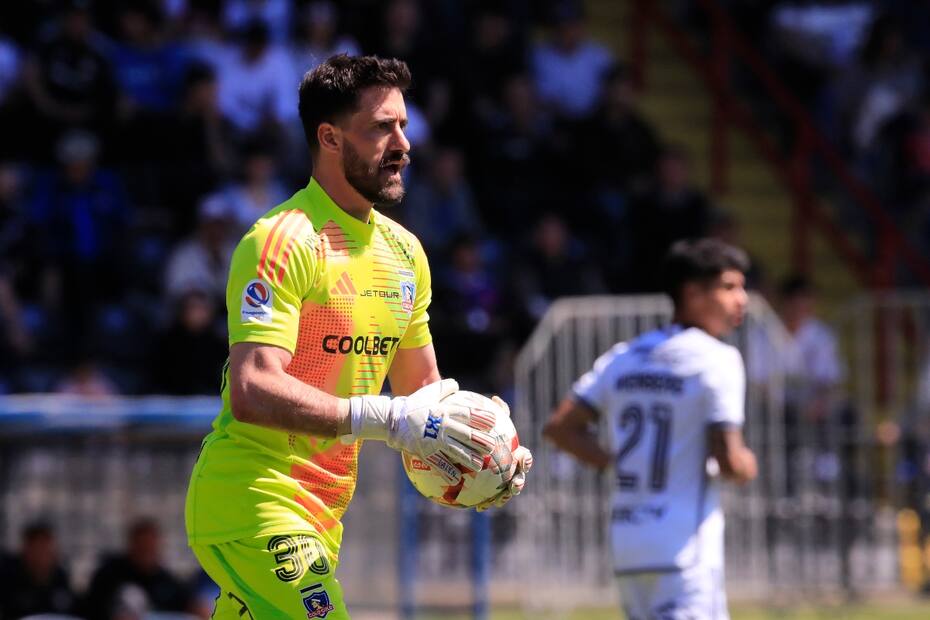 espera pacientemente por su turno en el arco de Colo Colo. (Foto: Aton)