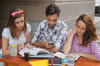 Los 10 bancos preferidos por los universitarios para trabajar: Banco de Chile y Santander están en los primeros lugares
