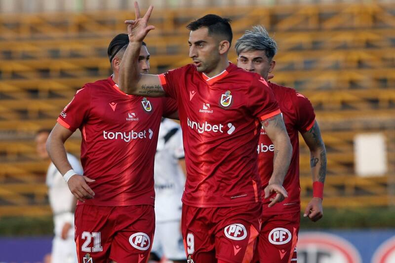 Juan Sánchez Sotelo defendiendo los colores de Deportes La Serena. Aton