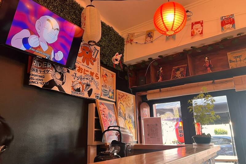 AMAZU no abre los lunes.