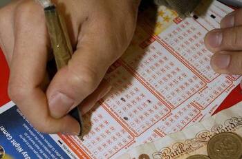 Mujer gana más de 700 mil dólares solo por vacunarse contra el covid-19