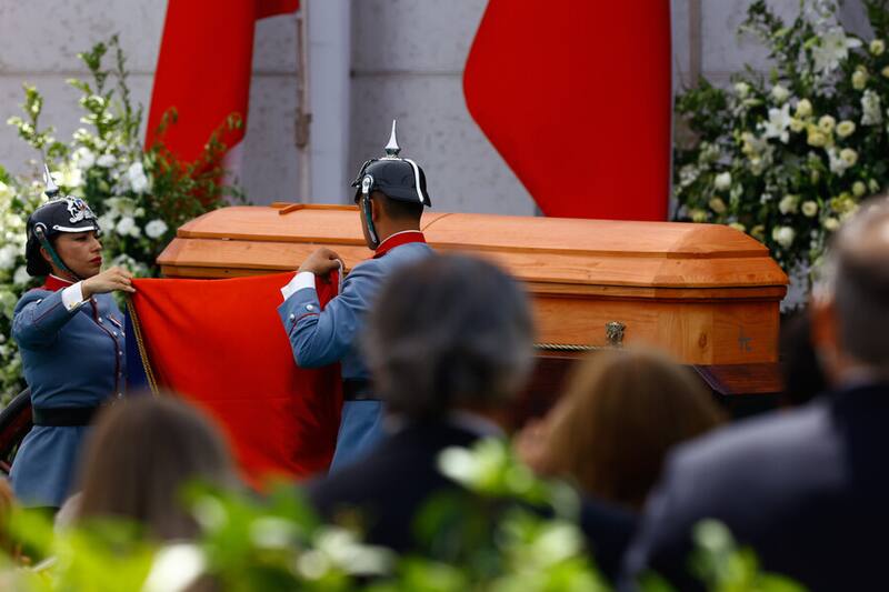 Se pliega para entregársela a la viuda.