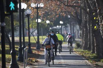 VIDEO | Pasando en rojo y contra el tránsito: las arriesgadas maniobras de ciclistas en Santiago