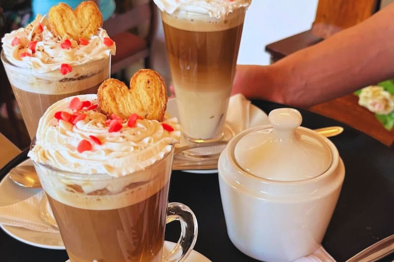 Panorama más que rico con un ambiente de epoca dentro de Santiago. Créditos: @cafecupido.cl vía Instagram.