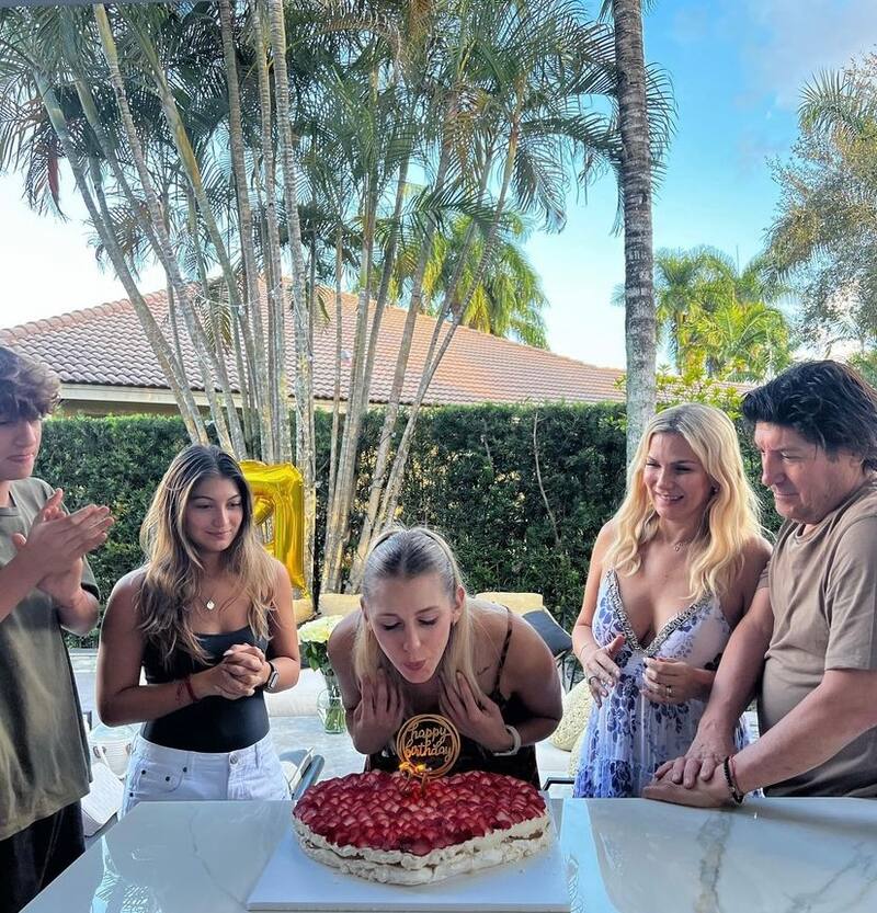 María Alberó e Iván Zamorano junto a sus hijos en la celebración de Blu Dumay. Foto: Instagram.