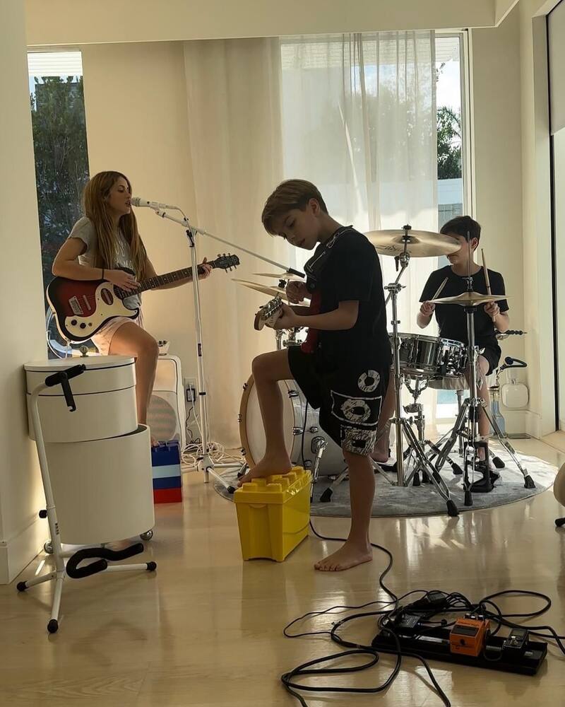 Shakira cantando con sus hijos