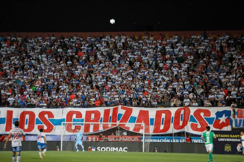 Los hinchas de la UC vivirán el Clásico ante Colo Colo en Santa Laura. Foto: Agencia Aton.