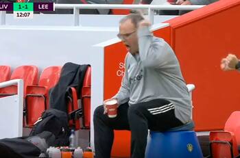 La eufórica celebración de Marcelo Bielsa tras el primer gol del Leeds