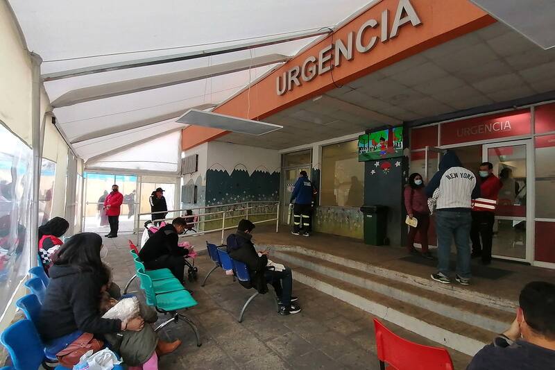 Niños llegan hasta la urgencia del Hospital Calvo Mackenna por problemas respiratorios.
