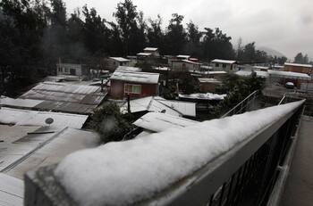 Pronostican nueva nevada en Santiago para la tarde de este jueves y en más comunas: Revisa dónde podría caer nieve otra vez