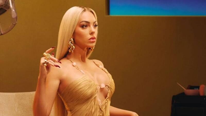 es un viaje por la vida de la reconocida modelo.