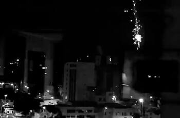 Hinchas ecuatorianos no dejaron dormir al plantel de Boca lanzando fuegos artificiales