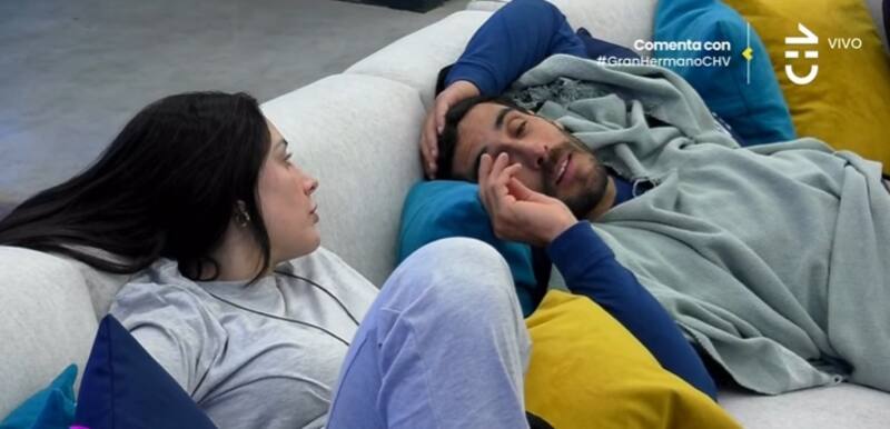 Comienzan a aflorar los romances en "Gran Hermano". Créditos: Pantallazo CHV