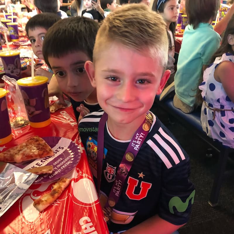 El joven usa con orgullo la camiseta de la Universidad de Chile, equipo en el que se encontraba su padre en esos años. Créditos: @gissepaz.
