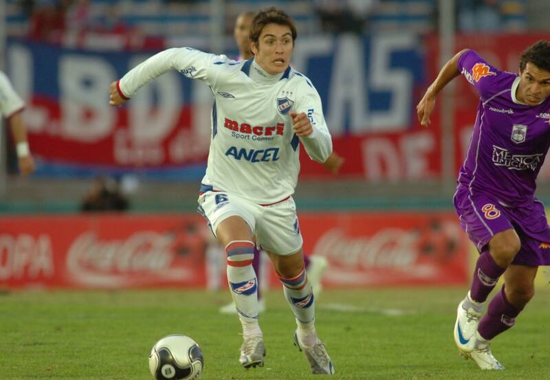 El defensa comenzó en Nacional de Montevideo. Salió campeón de inmediato, pero no renovó y llegó a la U.