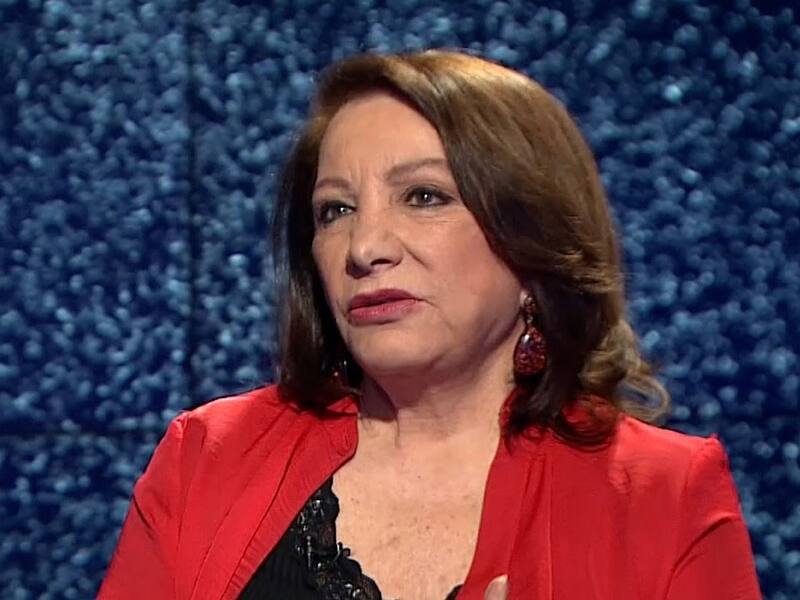 Gloria Simonetti tiene un hijo sacerdote y no tiene nietos.