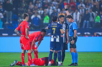 Peruano que agredió a Charles Aránguiz en la Sudamericana logró récord mundial: el más expulsado de 2025