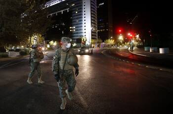 Toque de queda ¿Qué falta para que se atrase a las 12 de la noche en la Región Metropolitana?