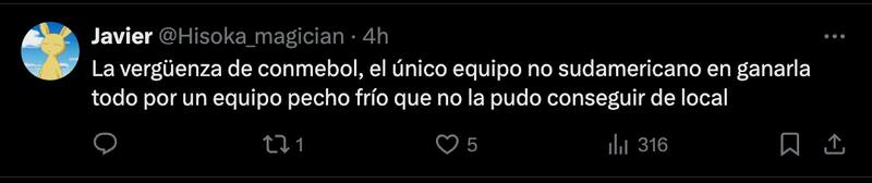 Hinchas de la U se hacen un festín con los de Colo Colo.