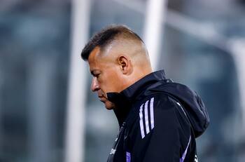 “Jorge Almirón tiene un ciclo terminado en Colo Colo, está incómodo al igual que los jugadores”