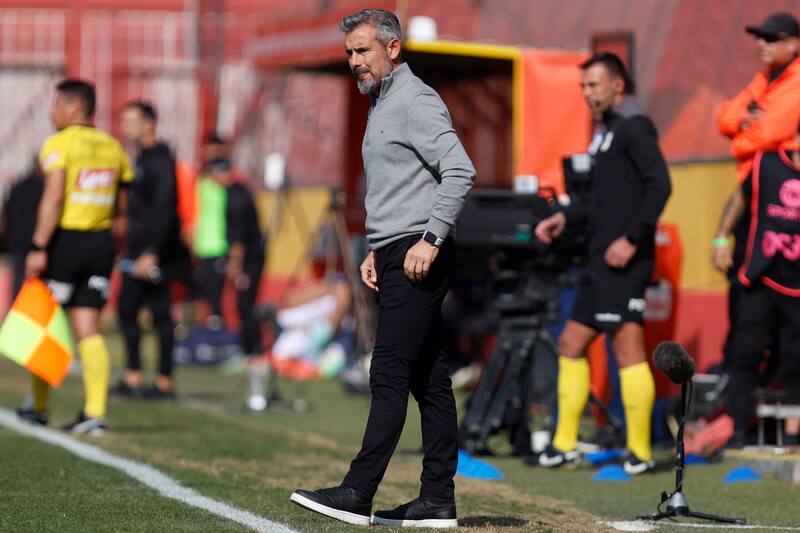 dirigiendo a Unión Española. Foto: Agencia Aton.