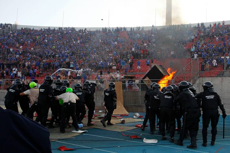 en la Galería Sur del partido entre la U e Inter de Porto Alegre en la Copa Libertadores 2020. (Foto: Aton)