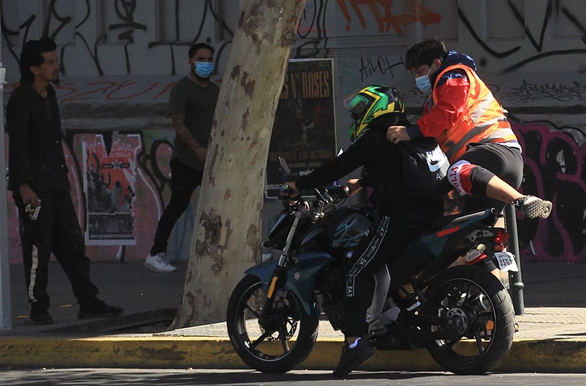 VIDEO | Registran intento de asalto de motochorros a la salida de un banco en Antofagasta