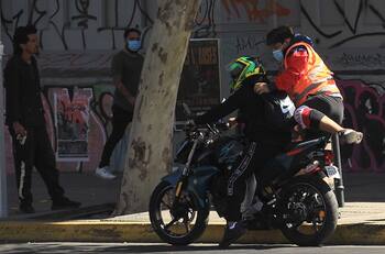 VIDEO | Registran intento de asalto de motochorros a la salida de un banco en Antofagasta