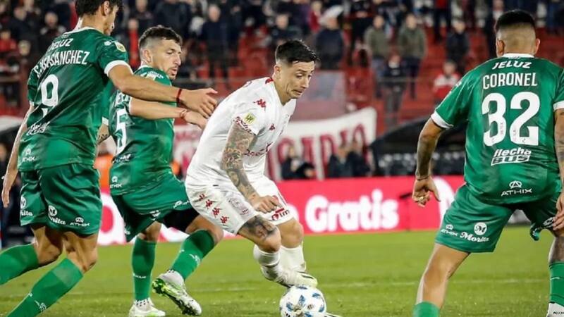 Rodrigo Echeverría disputando un partido con la camiseta de Huracán.