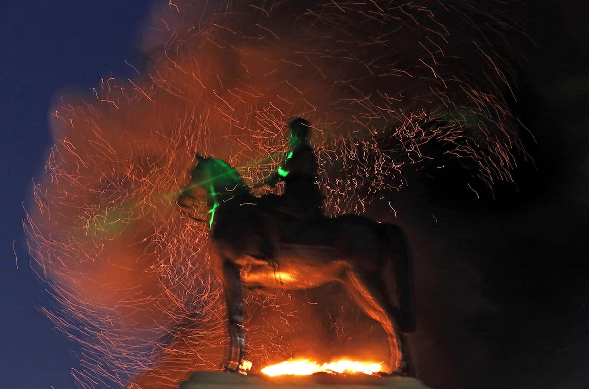 Ejército condenó ataque incendiario a estatua de Baquedano: "Son antichilenos"
