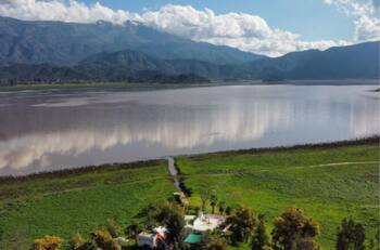 Esta relajante laguna queda a una hora de Santiago y es ideal para liberar el estrés de marzo