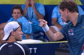 El tenso encontrón entre Schwartzman y Medvedev en la derrota de Argentina en la ATP Cup