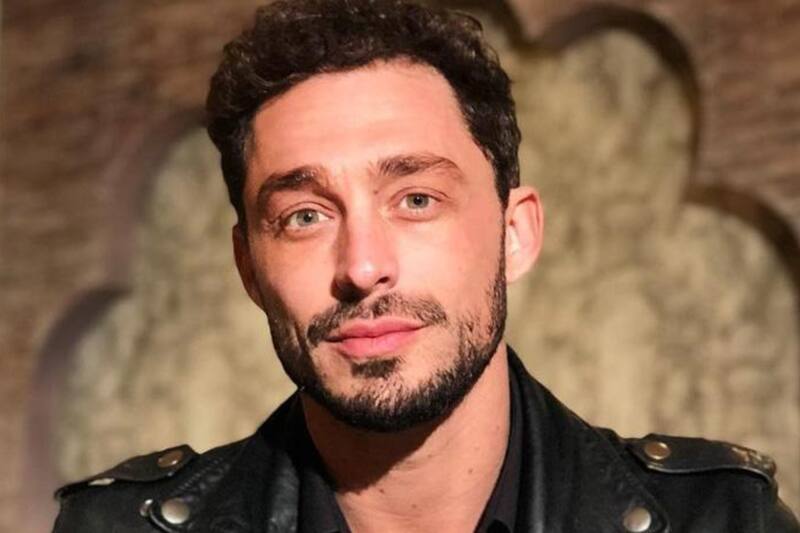 luce su espectacular moto.