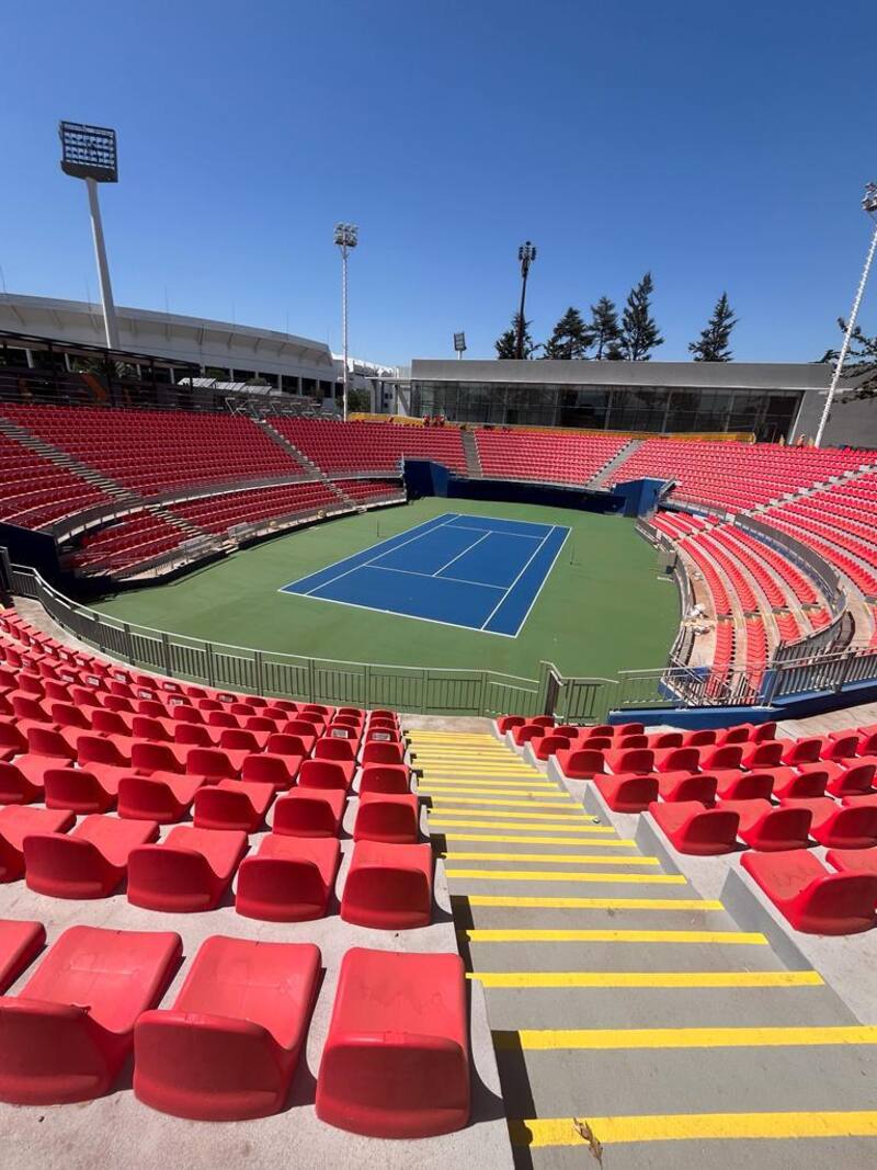 con su nueva superficie de cemento.