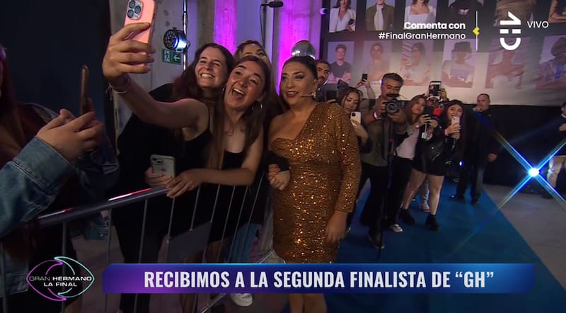 Jennifer Galvarini desfilando por la Alfombra Azul de "Gran Hermano" Chile.