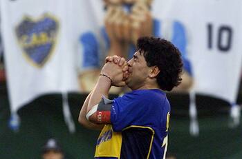 Ingenioso: Hincha de Maradona lo homenajea corriendo 10 km y escribiendo "Diego" por las calles