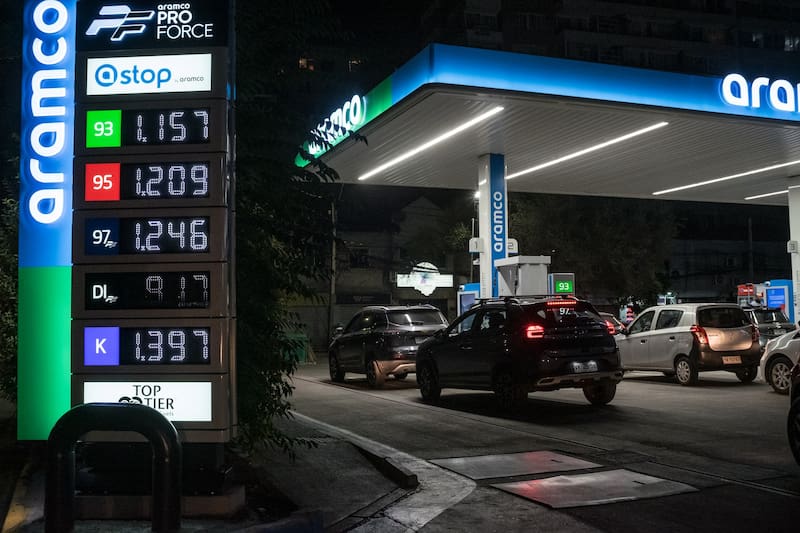 Las estaciones de servicio comenzaron a aglomerarse con personas que quieren cargar combustible antes del alza. Foto: Agencia Aton.
