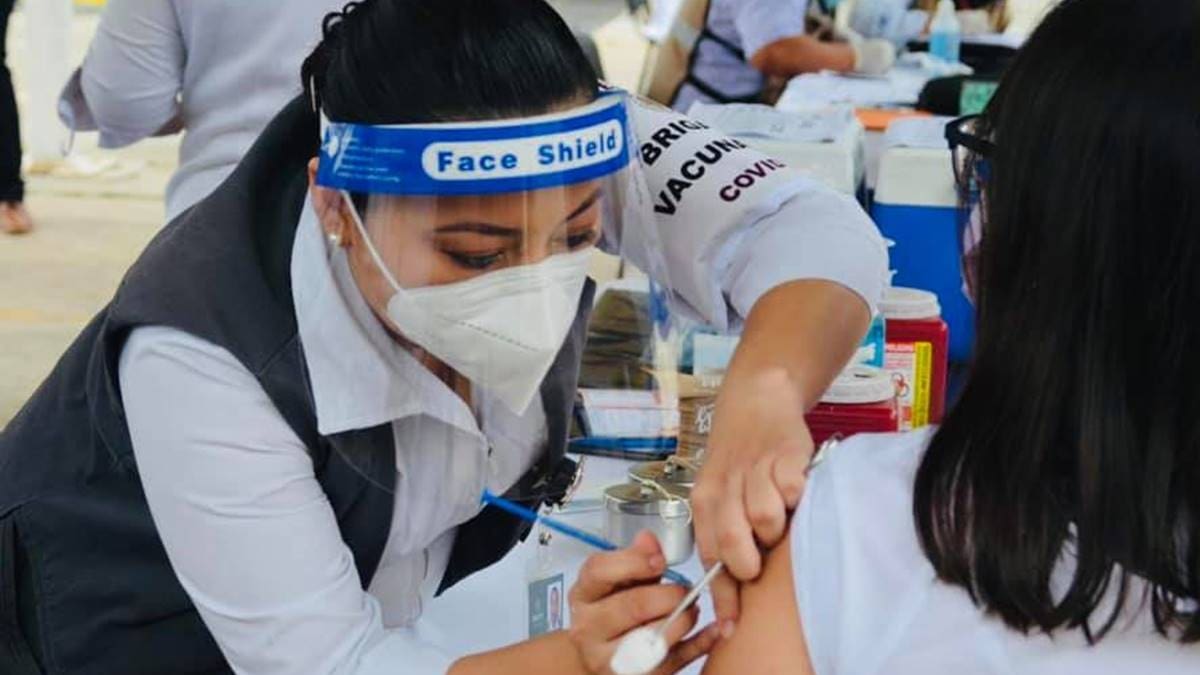 Sujetos que vendían vacunas contra el COVID-19 por Facebook fueron detenidos