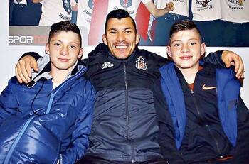 Gary Medel se enojó y le pidió a sus seguidores que denunciaran la cuenta de su hijo en Instagram