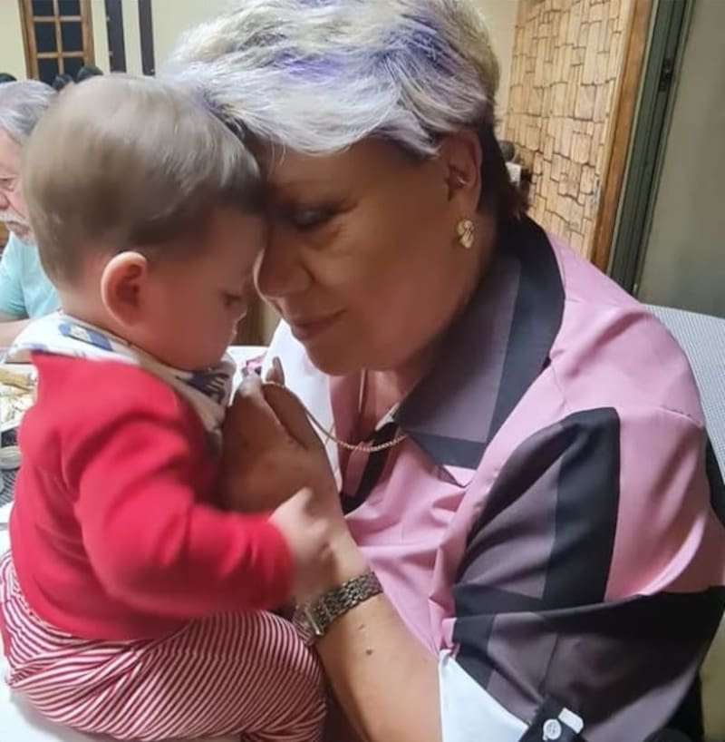 La "Indomable" posó junto a su nieto. Créditos: Instagram